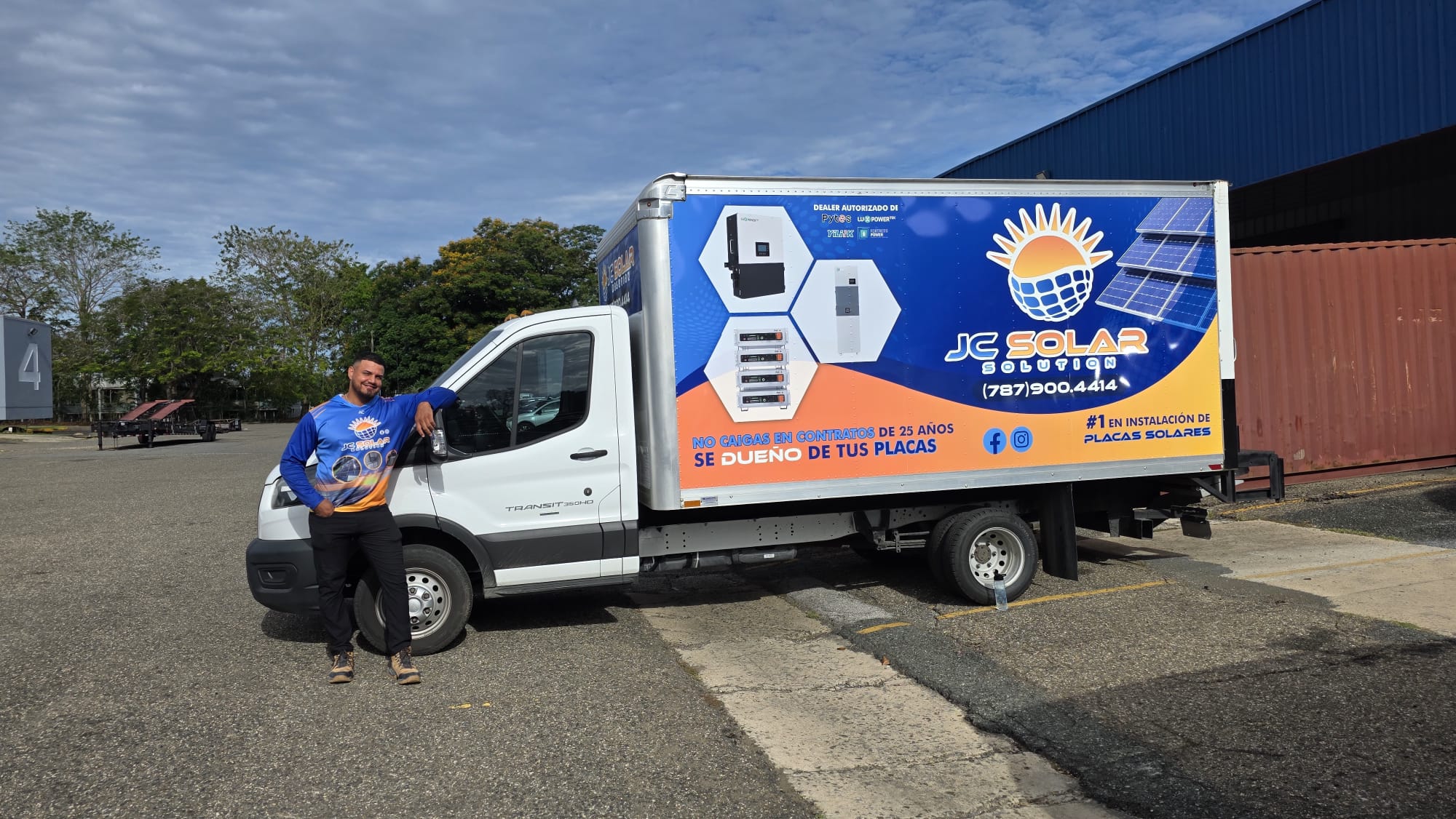Equipo JC Solar con nuestra unidad de distribución