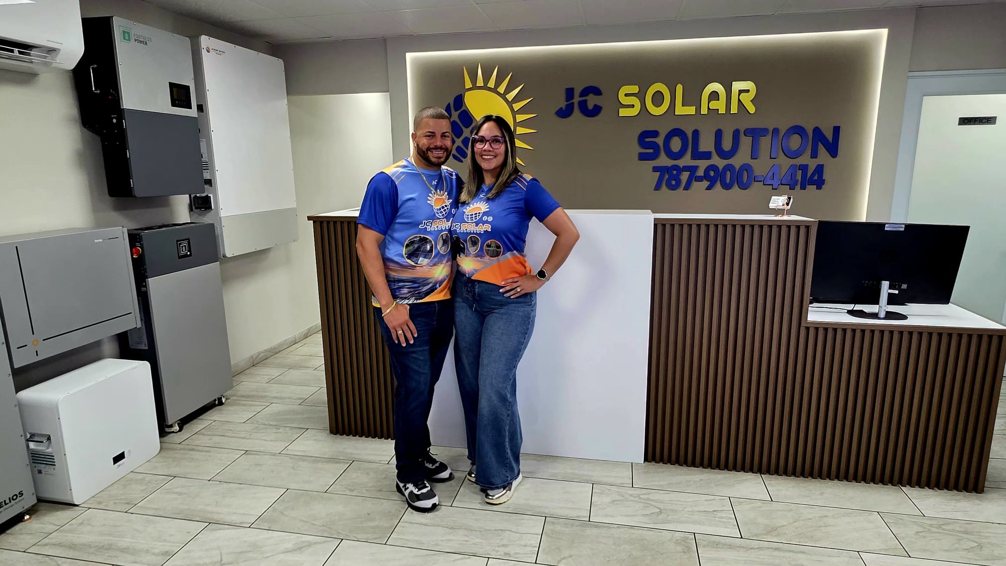 Fundadores de JC Solar Solution en nuestra oficina en Mayagüez